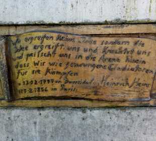 Zitat des Lyrikers im Sockel des Denkmals