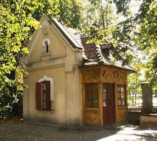 Budynek przy wejściu na teren parku