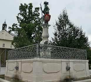 Blick zum Wilde-Mann-Brunnen von Salzburg