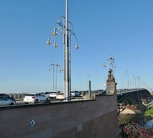 Blick zur stark befahrene Theodor-Heuss-Brücke