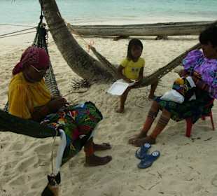 Ellas haciendo Molas