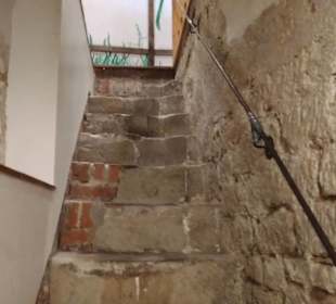 Steintreppe zur Toilette