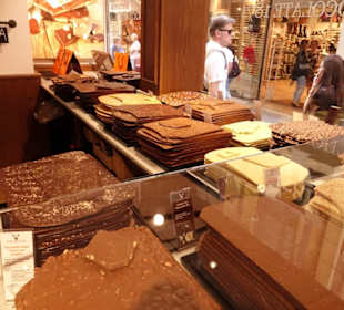 Hier liegen viele Schokotafeln