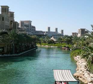 Eine der Wasserstrassen in der Madinat-Anlage