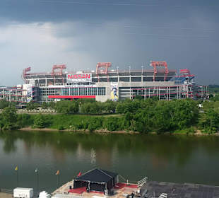 Blick auf das gegenüberliegende Nissan Stadium