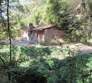 Altes Haus am Wasserfall