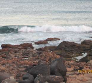 Brzeg oceanu w poblizu hotelu