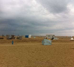Strand, bewölkt, kaltes Wetter