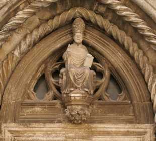 Kirchenpatron Sveti Marko über dem Hauptportal  