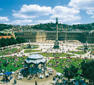 Schlossplatz Stuttgart inmitten der Shoppingmeile