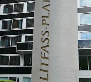 Ernst Litfaß Denkmal: die ca. 5 m hohe Litfaßsäule