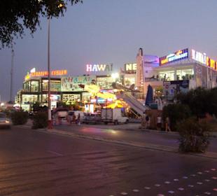 Shopping Center vor dem Hotel