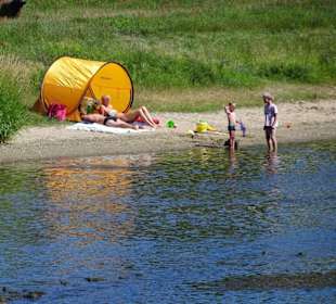 Badevergnügen am Ufer des Mains