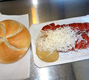 Würstel mit Kren und Semmel auf dem Grünmarkt