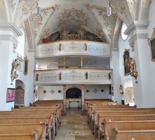 Blick vom Altar in das Kirchenschiff