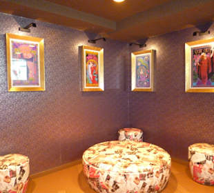 Sitzmöglichkeiten im Vorraum der Toiletten