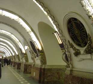 sehr schöne U-Bahn Bahnhöfe in St. Petersburg