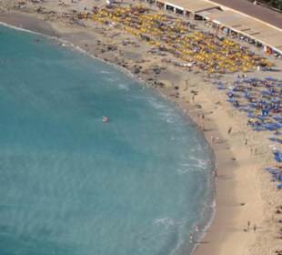 Widok na plażę z poziomu recepcji hotelu