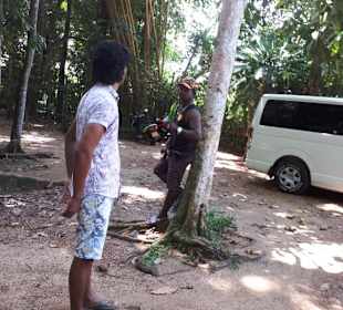 Gayan vor dem Lununganga Garden
