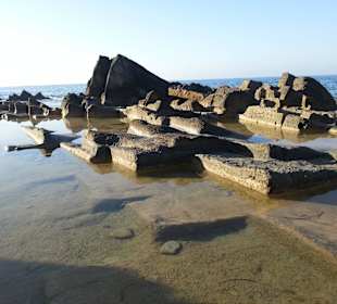 Toll zum tauchen in den Klippen links vom Strand
