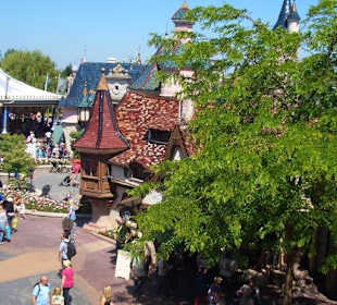 Ein Blick vom Schloß in den Innenhof