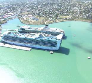 Antigua-Hafen, das hintere ist "Mein Schiff 1"