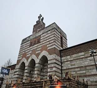 Außenansicht mit Kirchplatz