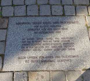 Tafel beim Mahnmal gegen Krieg und Faschismus