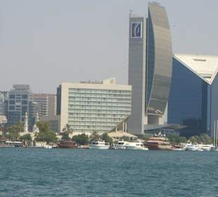 Blick auf die Skyline vom Creek aus