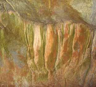 In der Höhle Steinmonumente