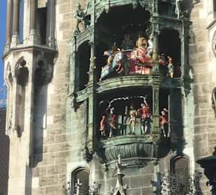 Neues Rathaus Glockenspiel und Tanz am Rathausturm