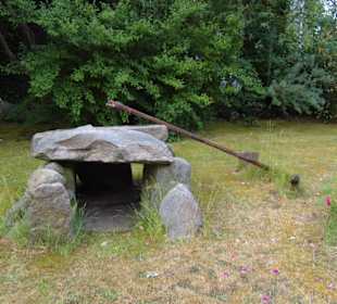Eine Nachbildung vom Steinzeitgrab