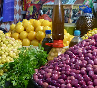 Pyramiden aus Oliven