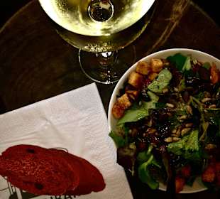 Salat, Brot & Wein in der Milchbar