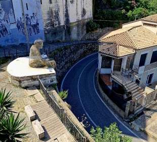 Ortsstrasse mit Wandmalereien direkt zum Strand