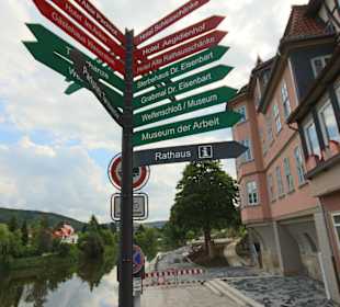 Wegweiser an der alten Weserbrücke