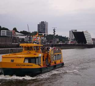 Auch solche Schiffe machen Rundfahrten