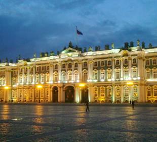 Schloßplatz am Abend