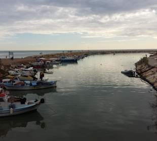 Angrenzender Fluss mit Hafen