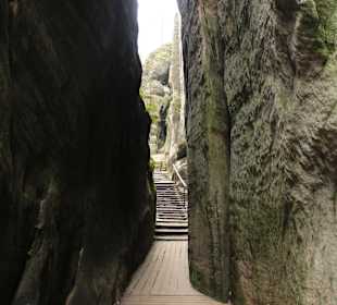 Droga w skalnym mieście