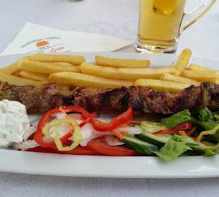 Suflaki Spieß mit Beilagen