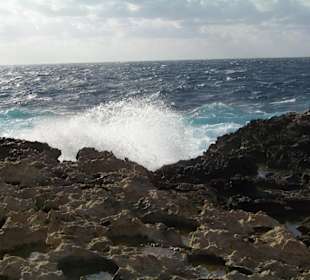 Zerklüftete Küste am Azur Fenster