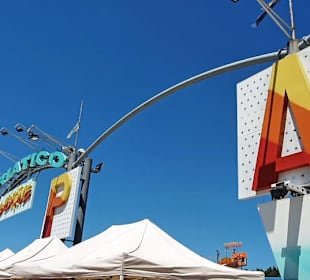 Groß und deutlich der Eingang