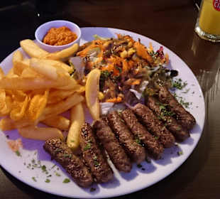 Cevapcici mit Pommes & Salat