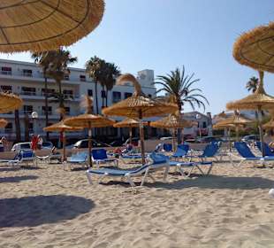 Blick vom Strand zum Hotel