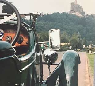 Mit altem Auto zur alten Burg 