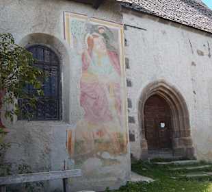 Fresken an der Kirchenwand