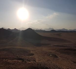 Sonnenuntergang in der Wüste. 