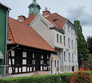 Spitze des Rathausturms mit Fähnchen 