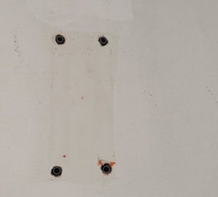 Alte Bohrlöcher an der Wand